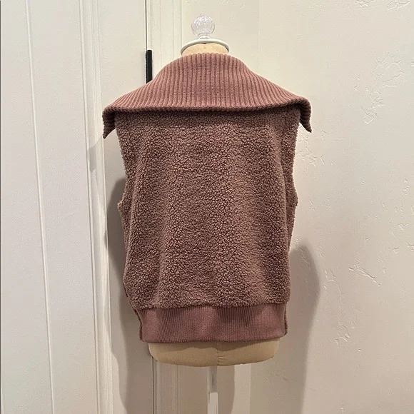 Varley Aspen Gilet Ash Taupe Sherpa Zip-Up Vest - Picture 6 of 8